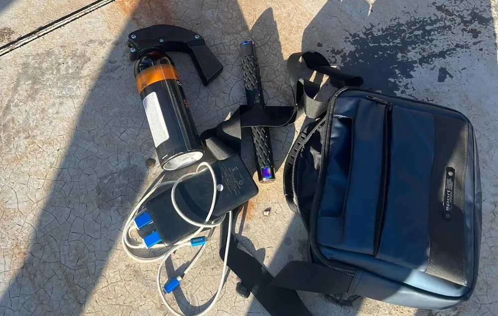 Bình xịt hơi cay và gậy ba khúc dùng để chống trả khi bị truy đuổi. Ảnh: CACC Bình xịt hơi cay và gậy ba khúc dùng để chống trả khi bị truy đuổi. Ảnh: CACC