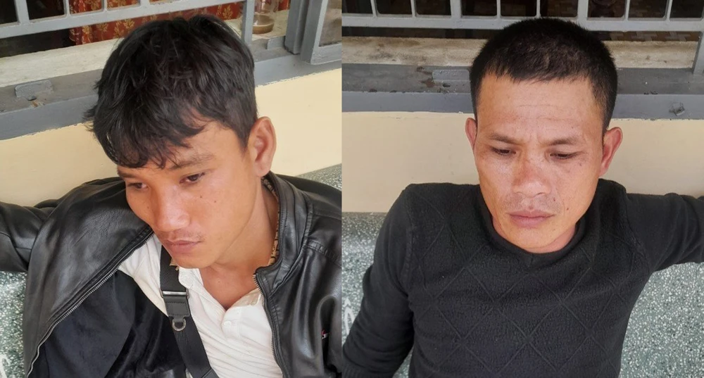 Hai tên trộm bị bắt khi đang mang xe máy đi tiêu thụ. Ảnh: CTV