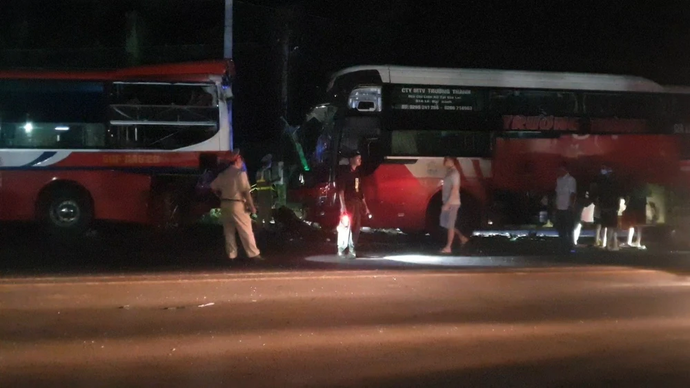 Ô tô khách tông xe giường nằm đang đỗ làm 3 người thương vong ảnh 1