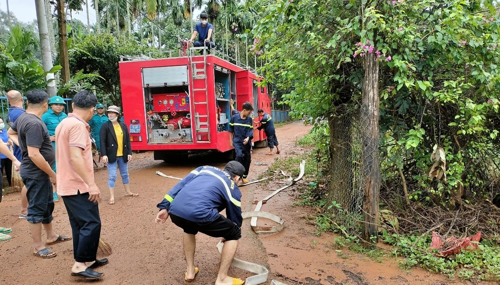 Lực lượng công an huy động cả xe chữa cháy hút nước tại các nơi bị ngập sâu. Ảnh: Người dân cung cấp