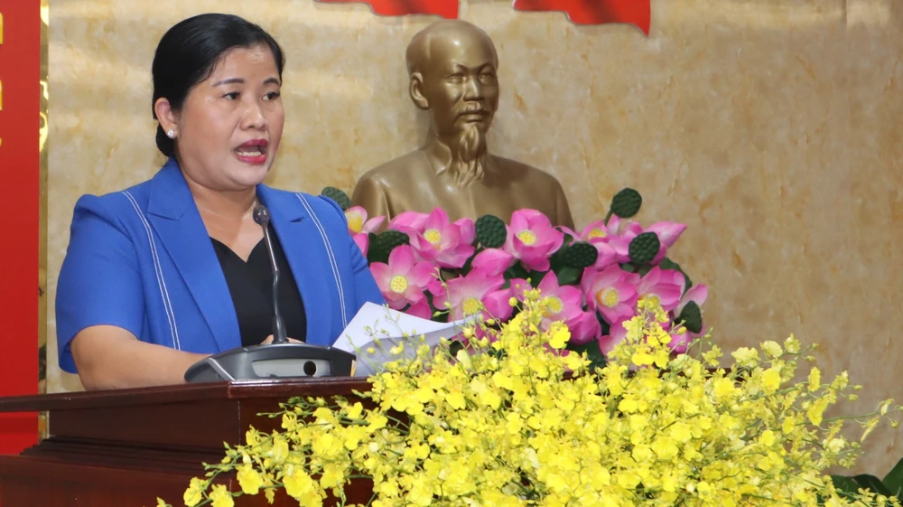 Bà Trần Tuệ Hiền, Chủ tịch UBND tỉnh Bình Phước kiến nghị một số nội dung với đoàn công tác. Ảnh: DH