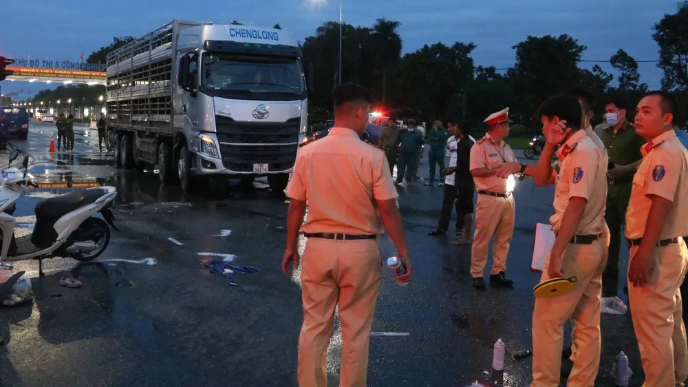Rất đông lực lượng công an có mặt tại hiện trường để điều tra nguyên nhân vụ tai nạn. Ảnh: LA Rất đông lực lượng công an có mặt tại hiện trường để điều tra nguyên nhân vụ tai nạn. Ảnh: LA