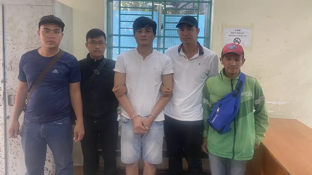 Hạnh (giữa) bị bắt khi đang trốn truy nã tại TP HCM. Ảnh: LA Hạnh (giữa) bị bắt khi đang trốn truy nã tại TP HCM. Ảnh: LA