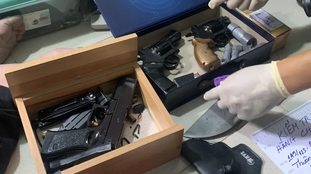 Súng đạn và quả nổ tự chế thu giữ tại phòng trọ. Ảnh: CACC