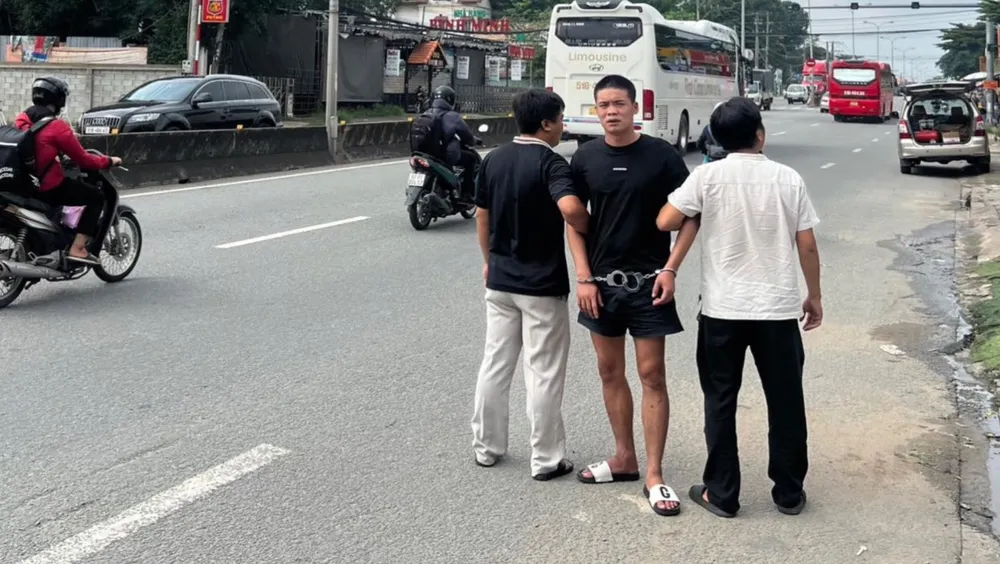 Kẻ cướp bị các trinh sát bắt giữ. Ảnh: CACC Kẻ cướp bị các trinh sát bắt giữ. Ảnh: CACC