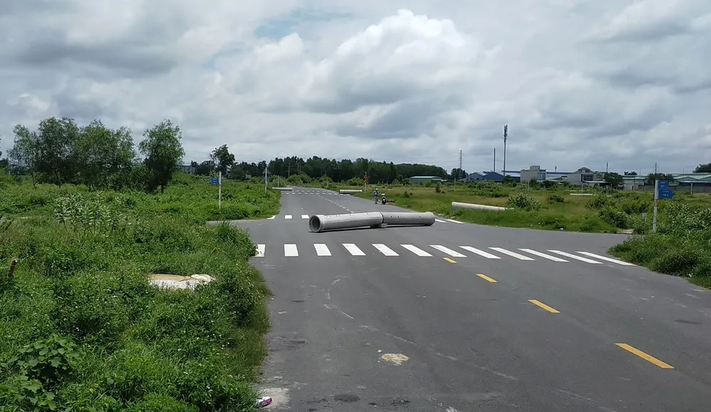 Bãi đất trống nơi phát hiện thi thể nam thanh niên. Ảnh: LA Bãi đất trống nơi phát hiện thi thể nam thanh niên. Ảnh: LA