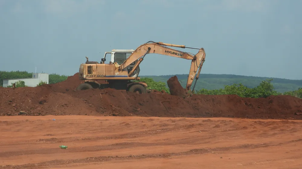 Một địa điểm khai thác đất trái phép tại thị xã Phước Long. Ảnh: LA