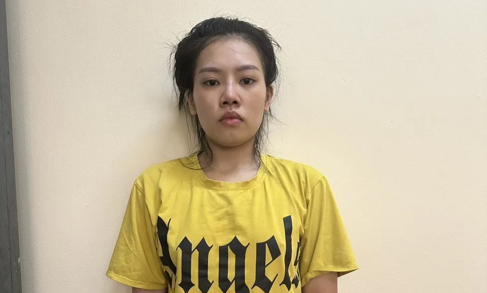 Dung bị các trinh sát bắt giữ khi đang bỏ trốn. Ảnh: CACC Dung bị các trinh sát bắt giữ khi đang bỏ trốn. Ảnh: CACC