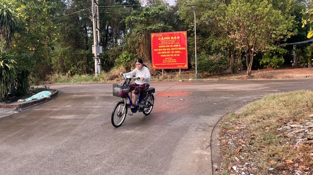 Khắp nơi trong khu đất này có những tấm bảng cảnh báo của chính quyền địa phương. Ảnh: LÊ ÁNH