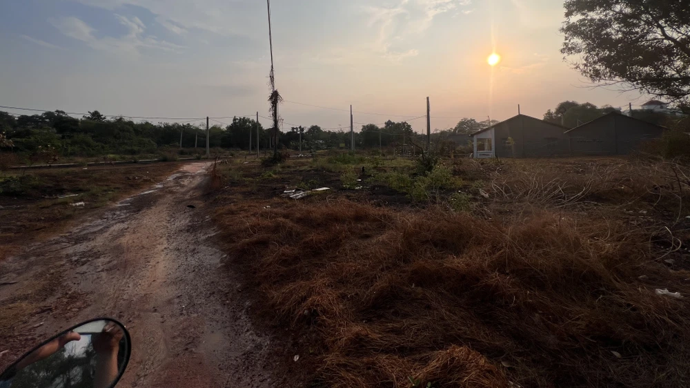 Một ngôi nhà nằm giữa khu đất bỏ hoang. Ảnh: LÊ ÁNH