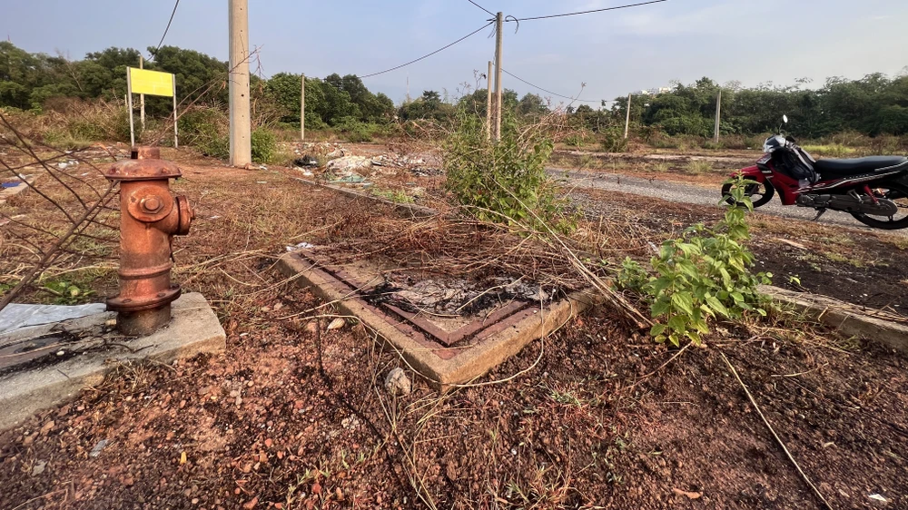 Những vết tích còn sót lại của một khu dân cư chưa hình thành. Ảnh: LÊ ÁNH