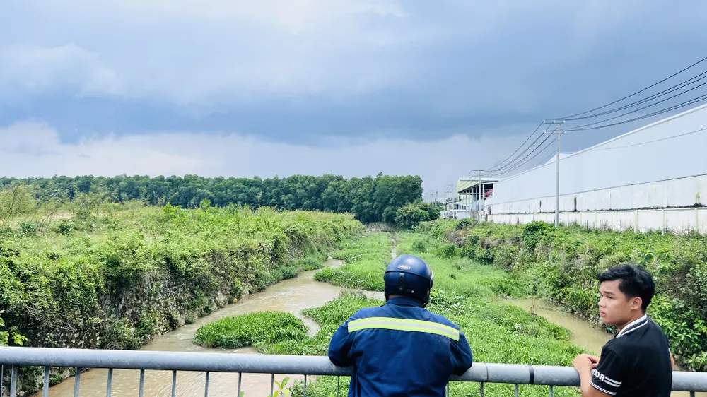 Kênh thoát nước nơi người đàn ông bị sát hại. Ảnh: LÊ ÁNH Kênh thoát nước nơi người đàn ông bị sát hại. Ảnh: LÊ ÁNH