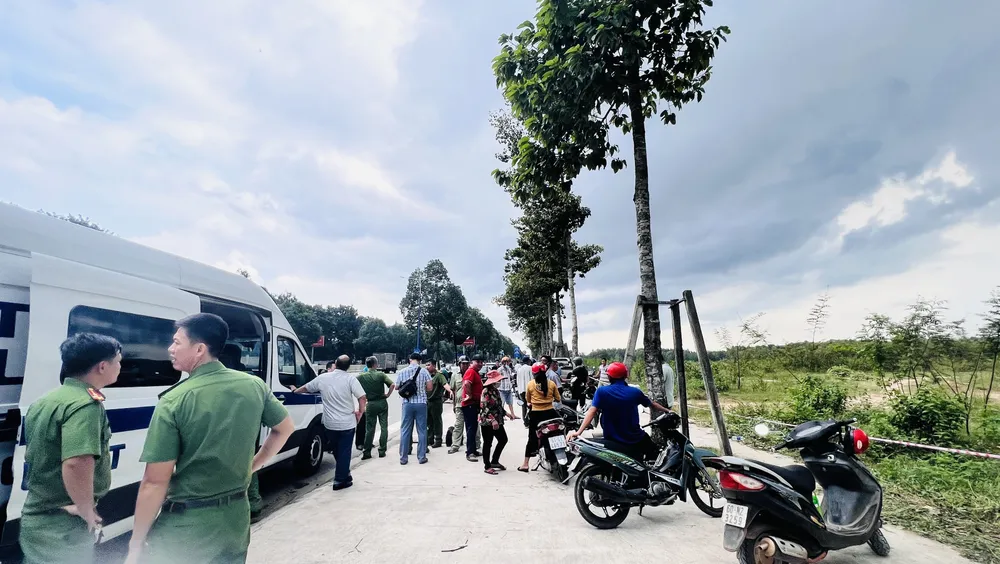 Có rất đông lực lượng công an có mặt tại hiện trường để điều tra vụ án. Ảnh: LÊ ÁNH Có rất đông lực lượng công an có mặt tại hiện trường để điều tra vụ án. Ảnh: LÊ ÁNH