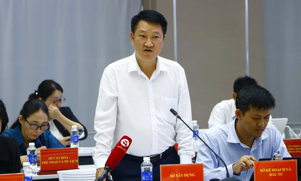 Ông Nguyễn Ngọc Văn, Phó Giám đốc Sở Xây dựng Bình Dương thông tin về khu đất vàng bị bỏ hoang. Ảnh: LÊ ÁNH