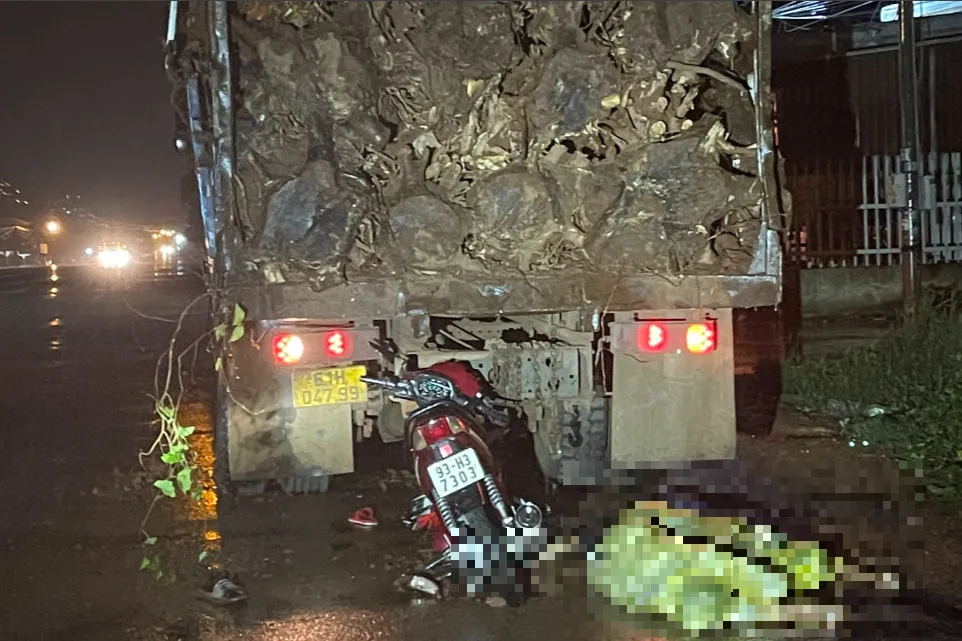 Hai nam thanh niên tử vong tại chỗ sau khi đâm vào đuôi xe tải. Ảnh: DH