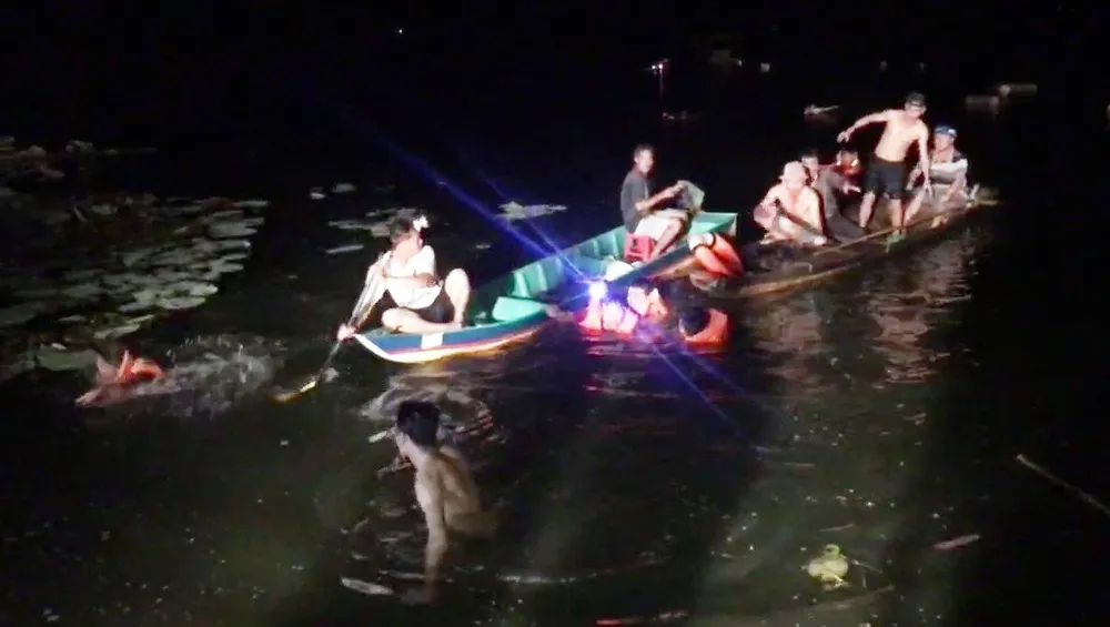 Lực lượng chức năng tìm kiếm nạn nhân vào đếm 5-8. Ảnh: PY