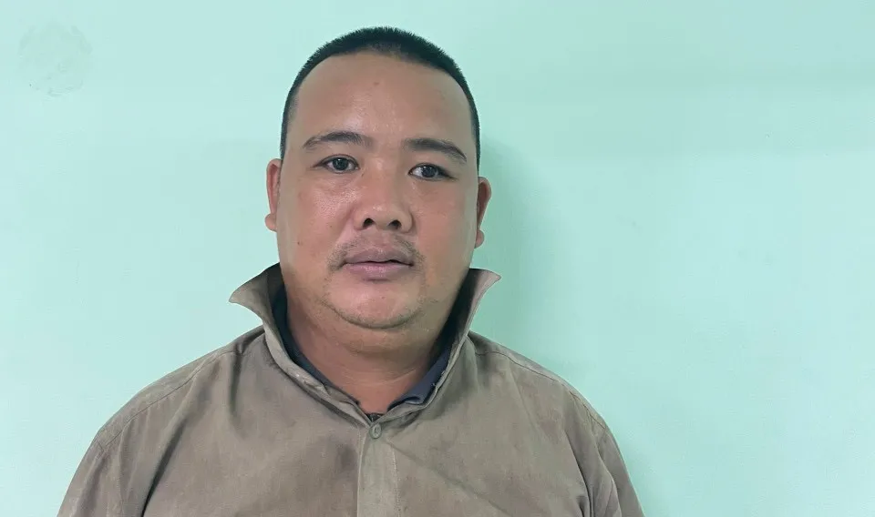 Tùng thuê người cắt trộm hai cây xà cừ trên vỉa hè. Ảnh: CA Tùng thuê người cắt trộm hai cây xà cừ trên vỉa hè. Ảnh: CA