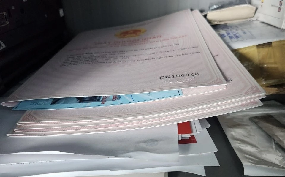 Các loại giấy tờ mà Chiều đang làm giả. Ảnh: CA