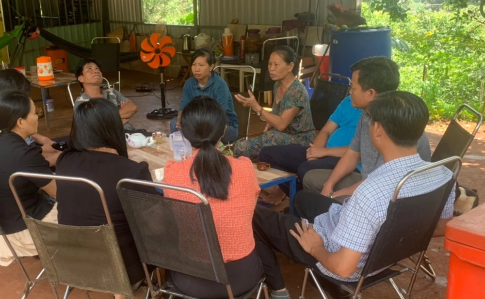 Sáng 9-8, lãnh đạo Công an huyện Phú Riềng cùng lãnh đạo địa phương đến thăm hỏi gia đình anh H. Ảnh: CACC