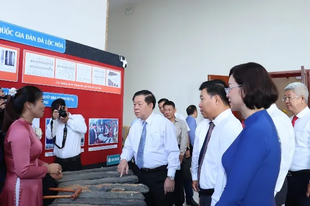 Các hình ảnh, hiện vật được trưng bày trong khuôn khổ hội nghị văn hóa. Ảnh: VT