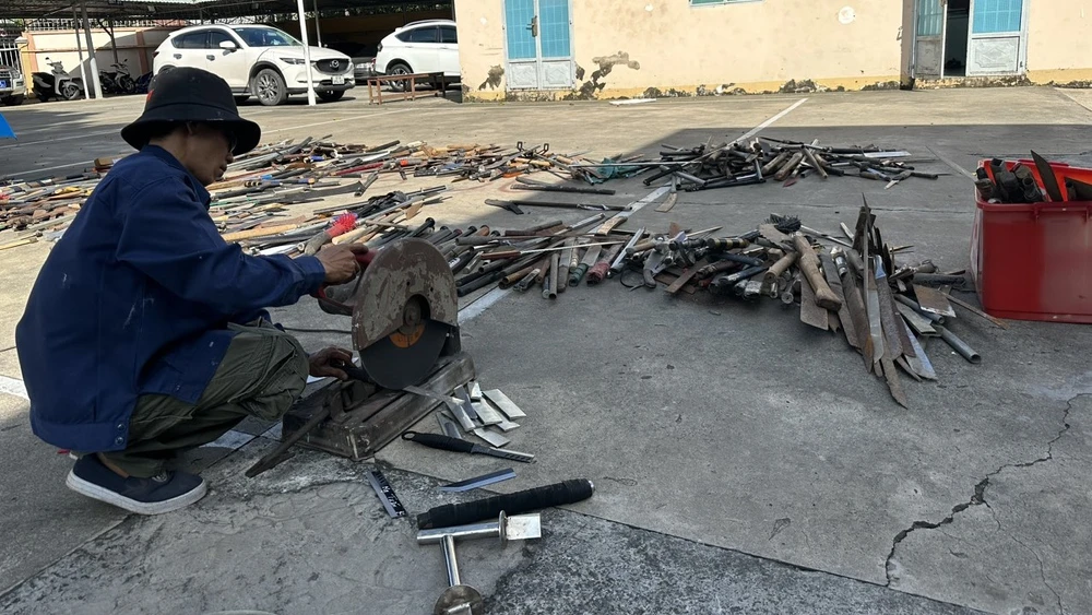 Vũ khí thô sơ, công cụ hỗ trợ tiêu hủy trong sáng 11-8. Ảnh: CACC
