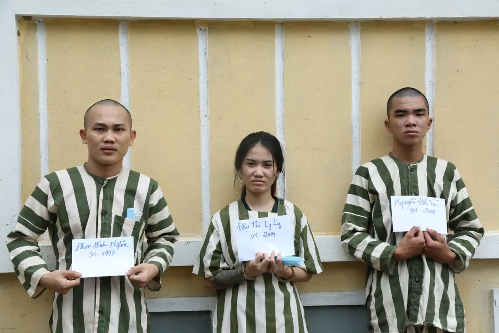 Nhóm người giam lỏng các cô gái để ép đi làm tiếp viên quán karaoke. Ảnh: LA Nhóm người giam lỏng các cô gái để ép đi làm tiếp viên quán karaoke. Ảnh: LA