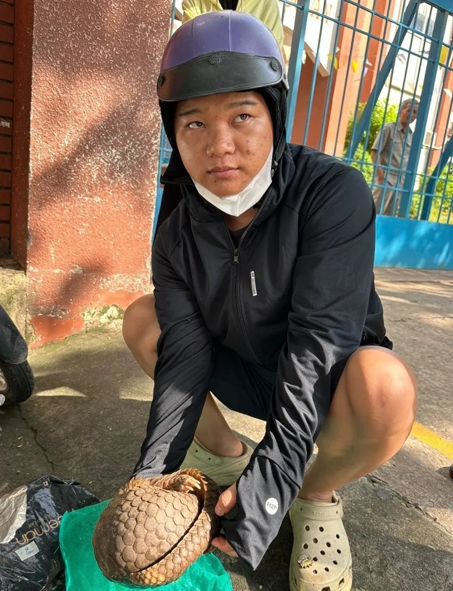 Đại đang mang tê tê đi bán thì bị bắt. Ảnh: CA Đại đang mang tê tê đi bán thì bị bắt. Ảnh: CA