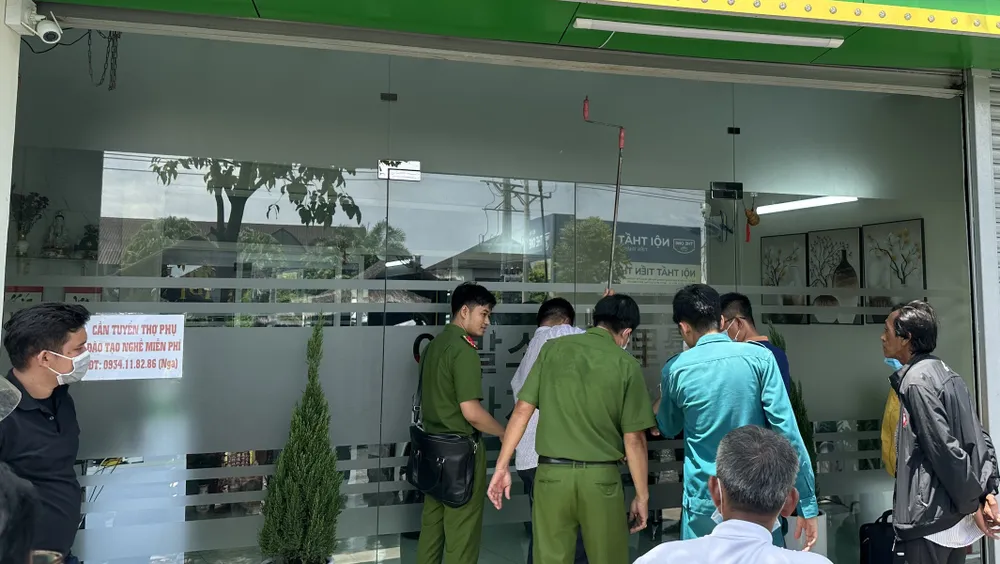 Lực lượng công an phá cửa để vào bên trong. Ảnh: LA Lực lượng công an phá cửa để vào bên trong. Ảnh: LA