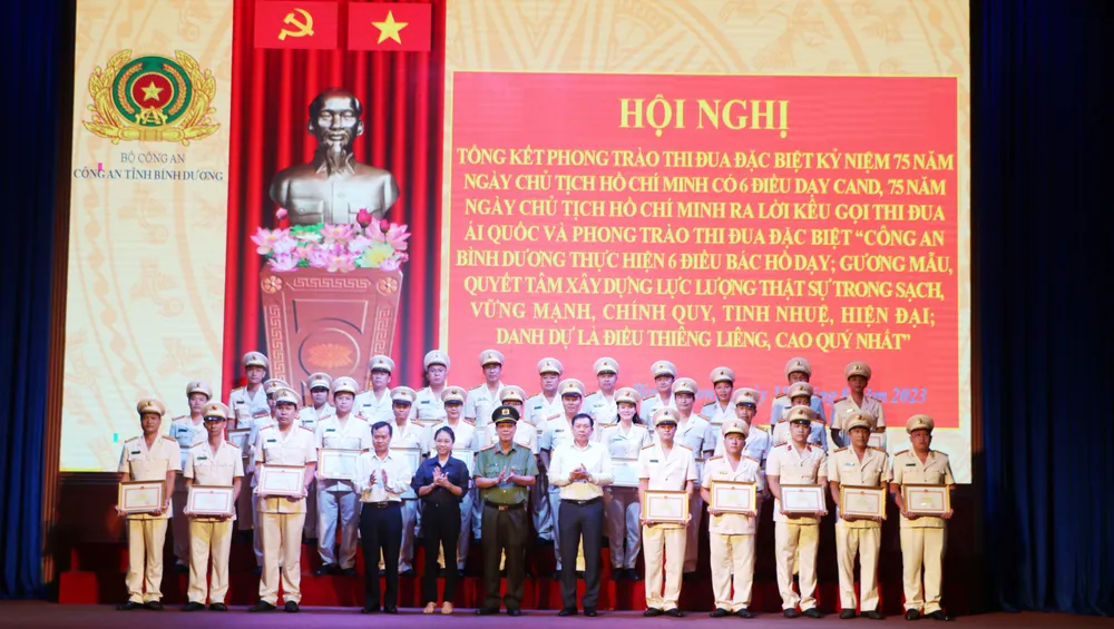 Cán bộ chiến sĩ Công an tỉnh Bình Dương quyết tâm hoàn thành tốt nhiệm vụ được giao. Ảnh: LÊ ÁNH