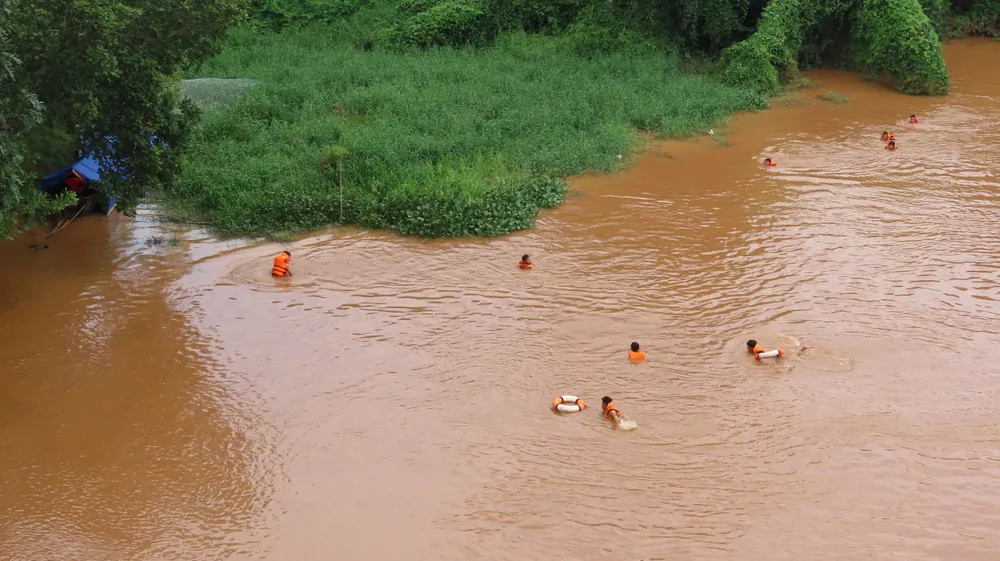Lực lượng chức năng đang nỗ lực tìm kiếm nam thanh niên mất tích. Ảnh: LA Lực lượng chức năng đang nỗ lực tìm kiếm nam thanh niên mất tích. Ảnh: LA