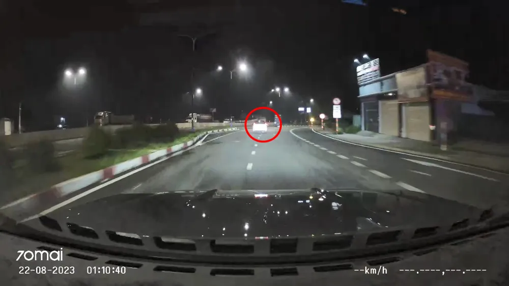 Nhóm đối tượng trên xe rải đinh sắt tự chế xuống đường để ngăn căn sự truy đuổi của lực lượng công an. Ảnh: CACC