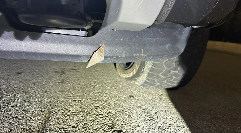 Xe ô tô của lực lượng tuần tra bị đinh sắt tự chế găm vào lực truy đuổi. Ảnh:CACC