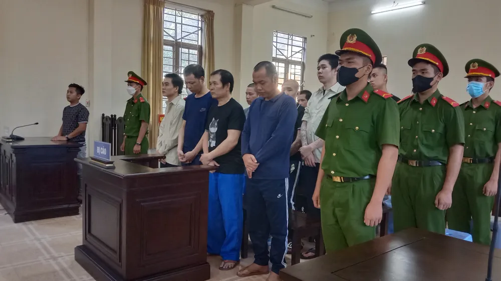 16 bị cáo lãnh tổng cộng 36 năm tù về tội gây rối trật tự công cộng. Ảnh: TT