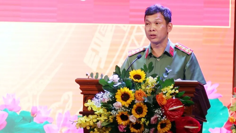 Đại tá Tạ Văn Đẹp, Giám đốc Công an tỉnh Bình Dương phát biểu tại hội nghị. Ảnh: LA