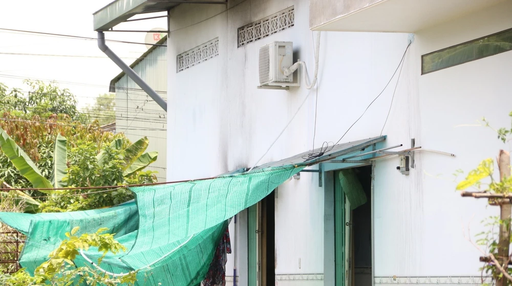 Căn nhà trọ bị nổ khiến nam thanh niên bị thương nặng. Ảnh: LA