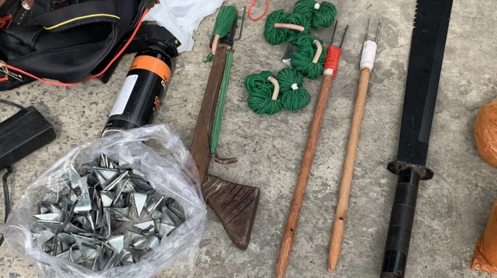 Những công cụ nhóm này dùng để trộm chó và chống trả lực lượng công an. Ảnh: LA