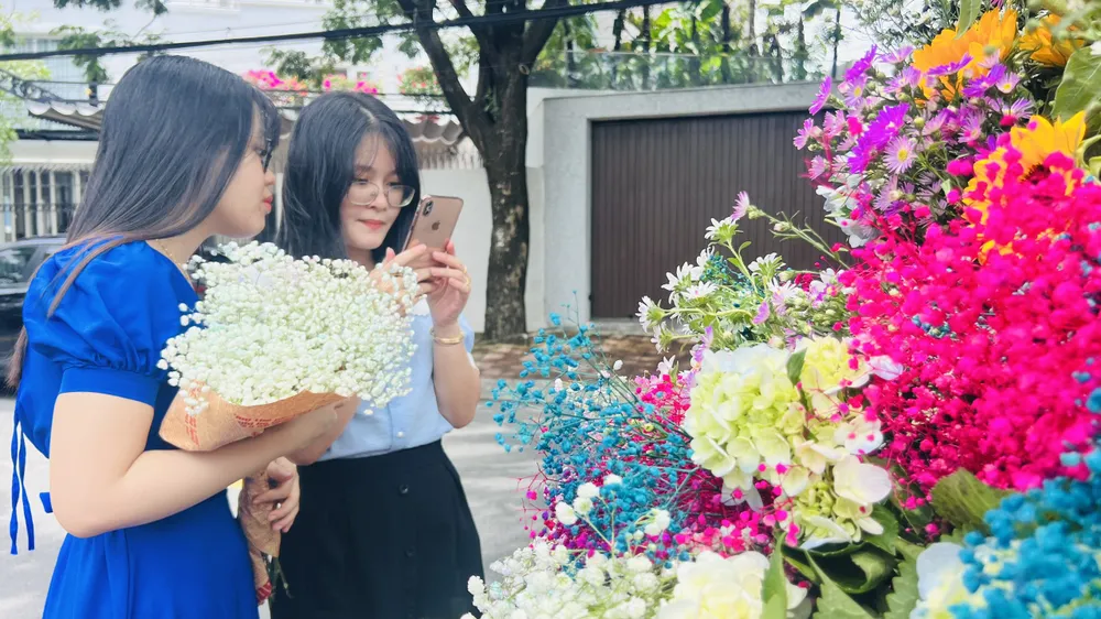 Khác với Hà Nội, những chiếc xe hoa là nghề bán hoa dạo, nhưng ở Bình Dương một số bạn trẻ đã bắt “trend” làm những chiếc xe hoa giống Hà Nội để cho những bạn trẻ chụp hình có thu phí. Đây là năm đầu tiên ở Bình Dương xuất hiện những chiếc xe hoa như thế này, chính vì thế nó rất mới, lạ và thu hút các bạn trẻ chụp hình cùng xe hoa.