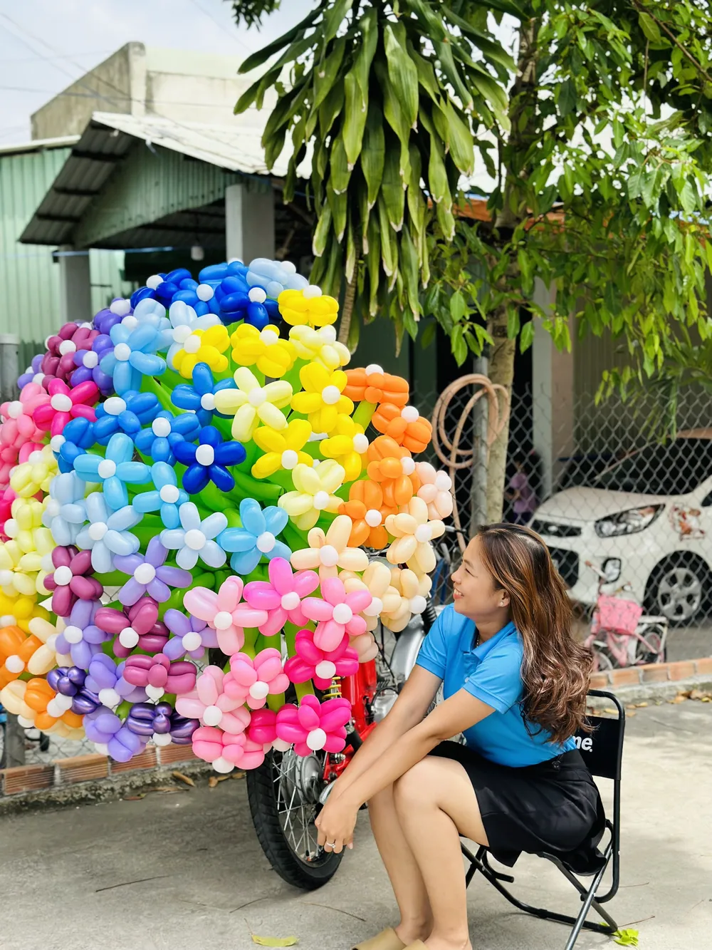 Chị Trần Thị Kim Ngân, Hiệu trưởng Trường mầm non Thỏ Trắng (phường Tân Bình, TP Dĩ An), cũng làm một chiếc xe với nhiều loại hoa để trước cổng trường cho mọi người chụp hình.