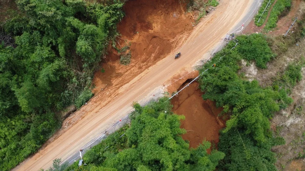 Hai bên đường đang sạt lở nghiêm trọng, một phần đã ăn vào lòng đường. Ảnh: LÊ ÁNH Hai bên đường đang sạt lở nghiêm trọng, một phần đã ăn vào lòng đường. Ảnh: LÊ ÁNH