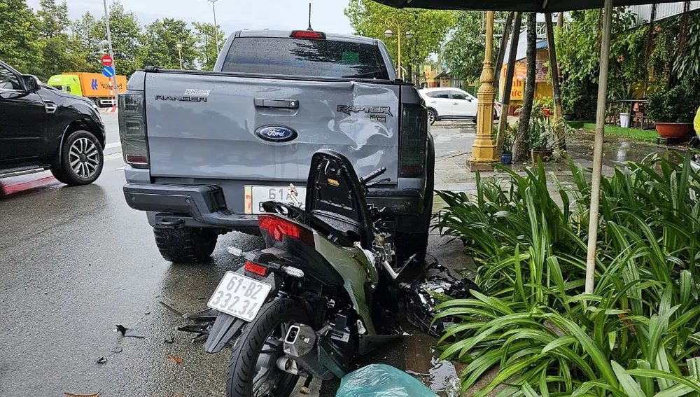 Cú tông mạnh khiến đầu chiếc xe máy bẹp dúm. Ảnh: LA Cú tông mạnh khiến đầu chiếc xe máy bẹp dúm. Ảnh: LA