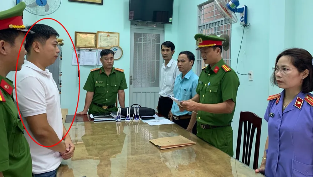 Cơ quan điều tra đọc lệnh khởi tố, bắt giam đối với Huỳnh Nhất Giang. Ảnh: CACC