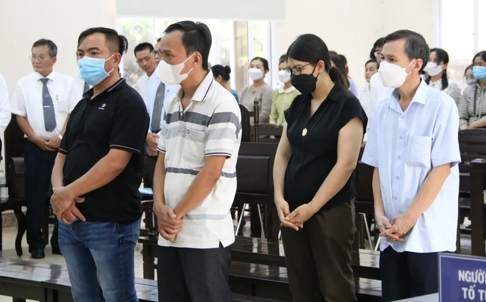 Chỉ có 4 bị cáo đang tại ngoại có mặt tại phiên tòa. Ảnh: LA Chỉ có 4 bị cáo đang tại ngoại có mặt tại phiên tòa. Ảnh: LA