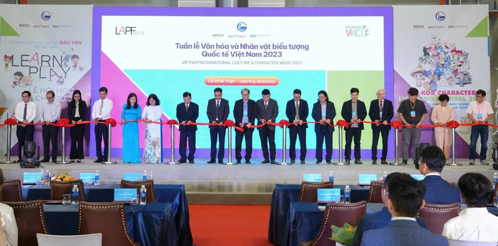 Các đại biểu cắt băng khai mạc tuần lễ Văn hóa và Nhân vật biểu tượng Quốc tế Việt Nam 2023. Ảnh: LA