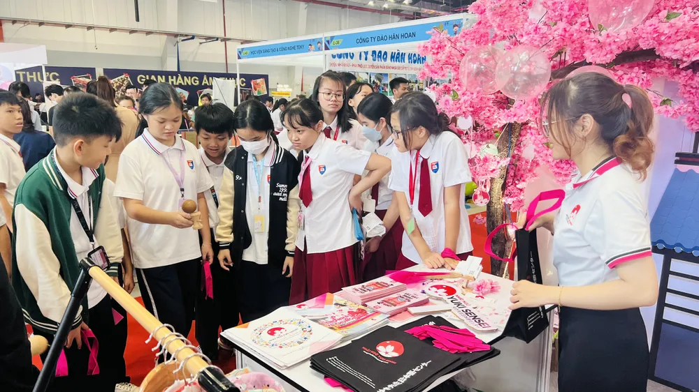 Các em học sinh thích thú với các trò chơi tại các gian hàng trong sự kiện. Ảnh: LA