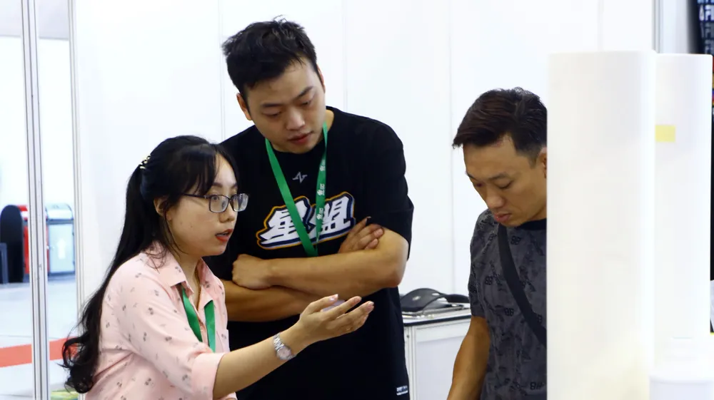 Các doanh nghiệp giới thiệu sản phẩm, máy móc trong ngành dệt may. Ảnh: LA _MG_6818.JPG