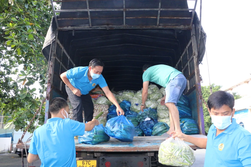 Trong đại dịch COVID-19, công đoàn Bình Dương luôn sát cánh cùng công nhân, người lao động. Ảnh: CĐ IMG_9277.JPG