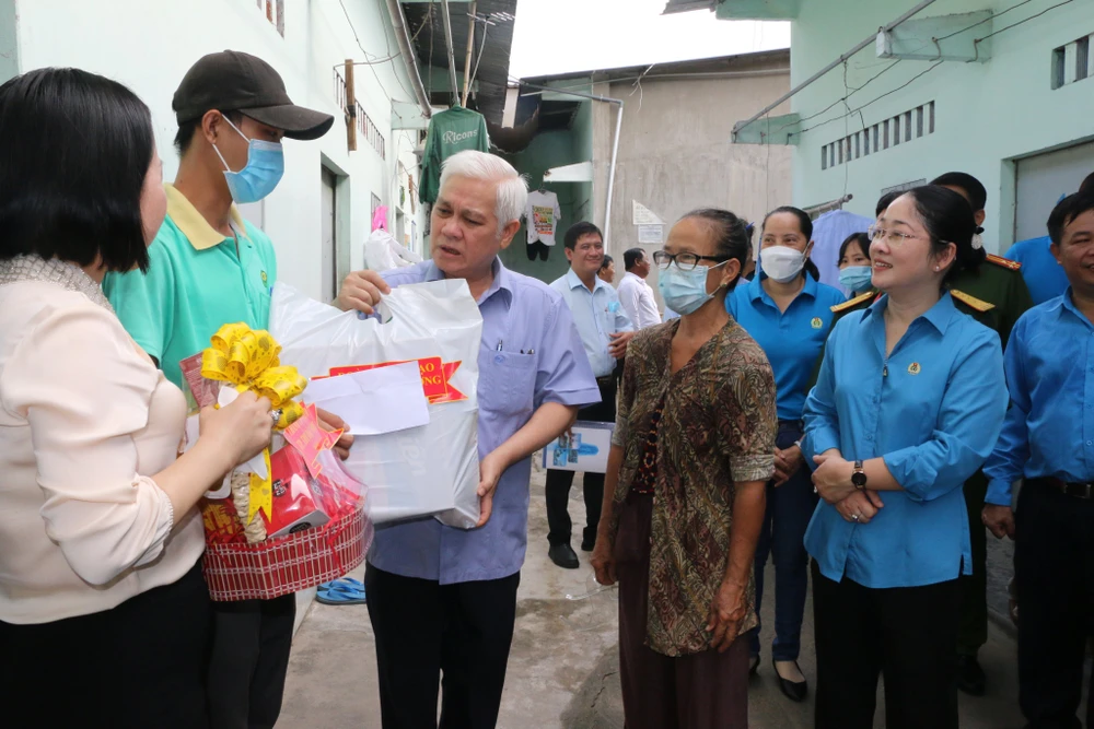 Các cấp công đoàn luôn chăm lo đời sống tinh thần và vật chất cho công nhân, người lao động. Ảnh: CĐ lanh dao tinh Binh Duong tham cong nhan (43).jpg