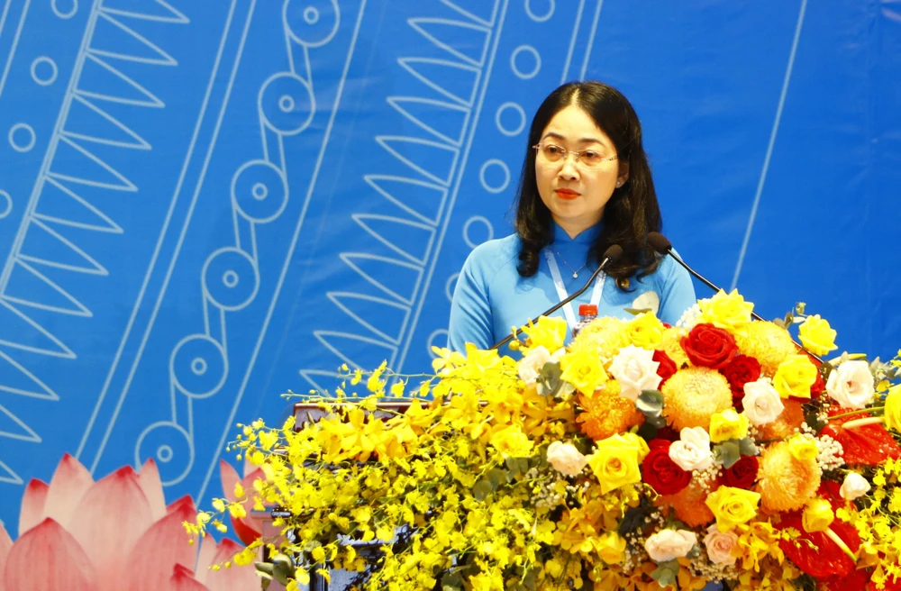 Bà Nguyễn Kim Loan, Chủ tịch Liên đoàn lao động tỉnh Bình Dương phát biểu khai mạc đại hội Công đoàn. Ảnh: LA _MG_6881.JPG