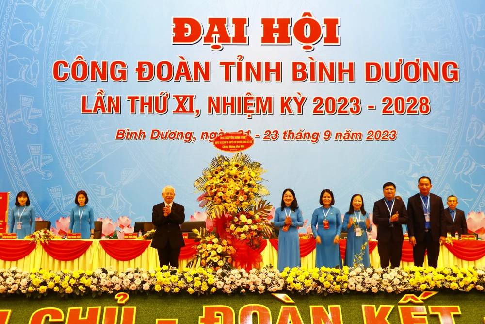 Ông Nguyễn Minh Triết (trái), nguyên Chủ tịch nước tặng hoa chúc mừng đại hội. Ảnh: LA _MG_6910.JPG