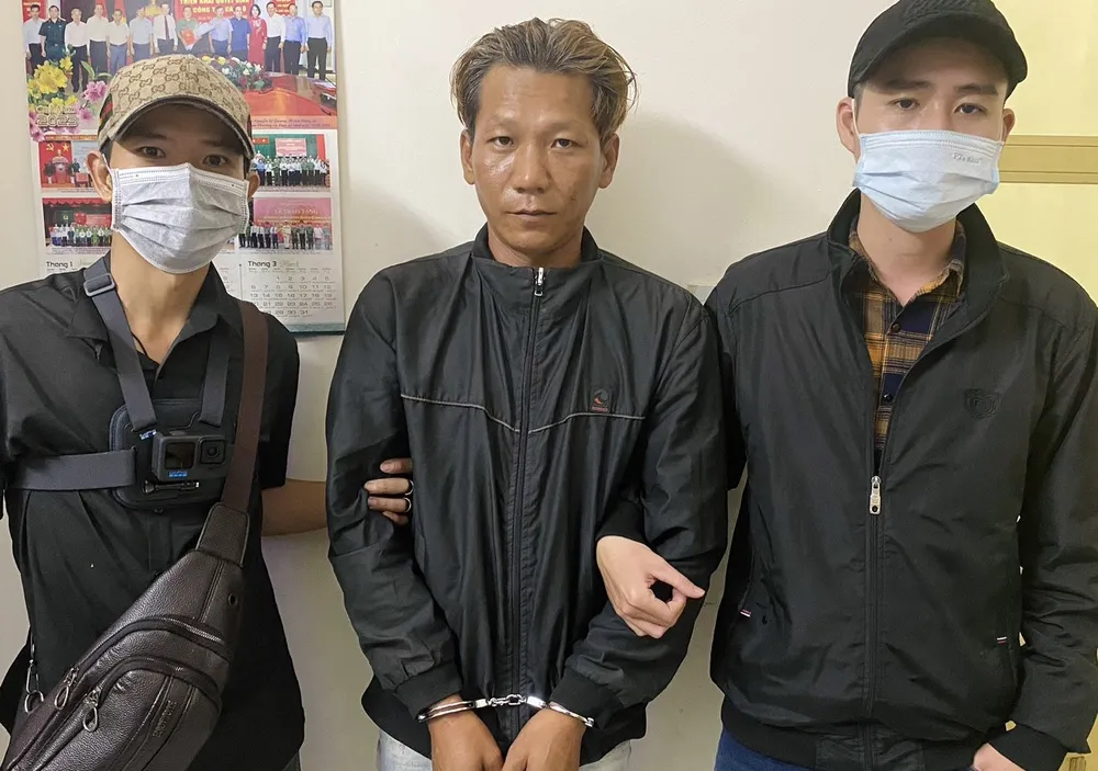 Mặc dù bỏ chạy, nhưng Chanh vẫn bị các trinh sát bắt giữ. Ảnh: CACC truy nã.jpg